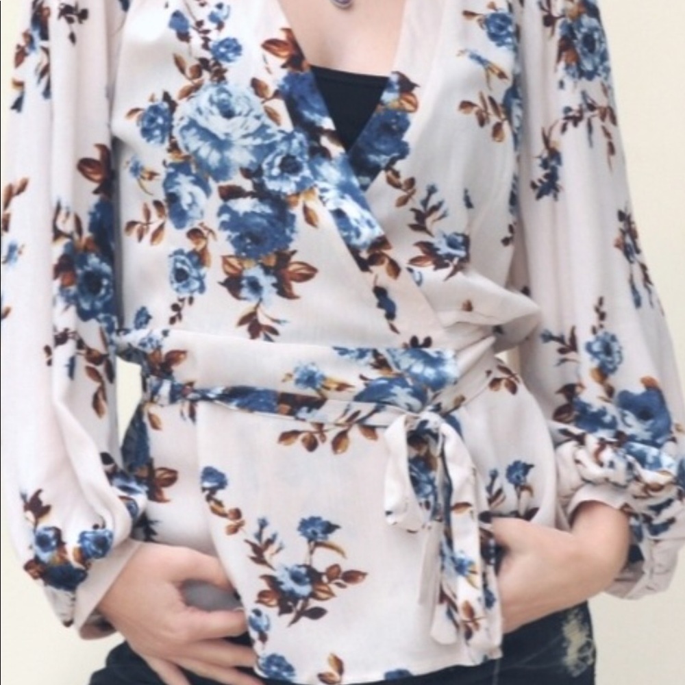 🌸 LAST ONE 🌺  MED. Innocent Floral wrap blouse - Picture 2 of 8